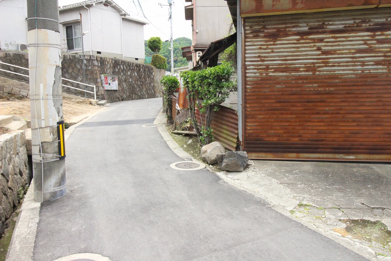 狭い道路の脇に石を置くのは